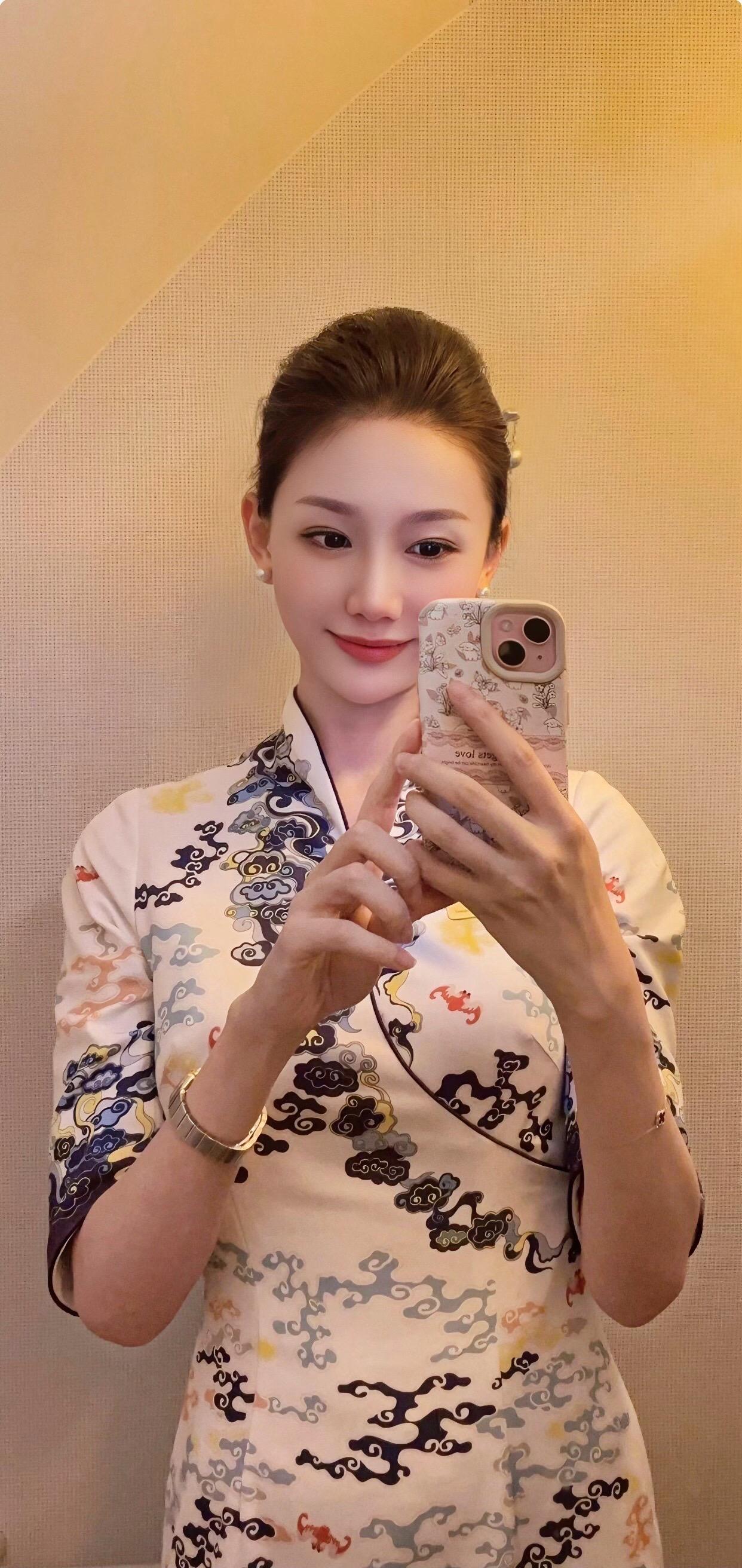 远赴人间惊鸿宴，一睹人间盛世颜。我非人间惊鸿客，乃是人间一俗人。它日人间惊鸿舞，浮生人间皆如此。愿有人间惊鸿落，笑看人间赴黄泉。