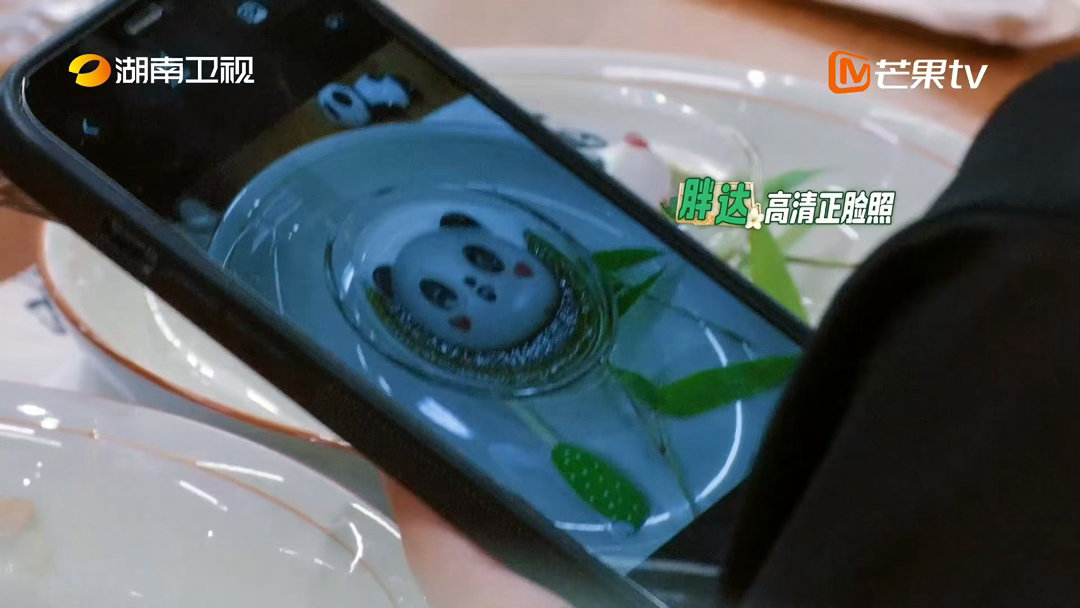 靳梦佳中餐厅熊猫糕卖疯了靳梦佳开心的发出鹅叫 一号桌直接点了六个熊猫糕，靳梦佳在