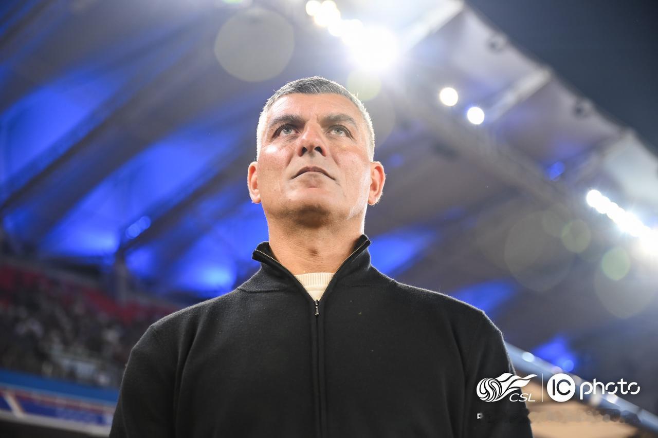 4月17日，成都蓉城主教练约翰·阿洛伊西出席赛后新闻发布会。在介绍本场比赛情况时