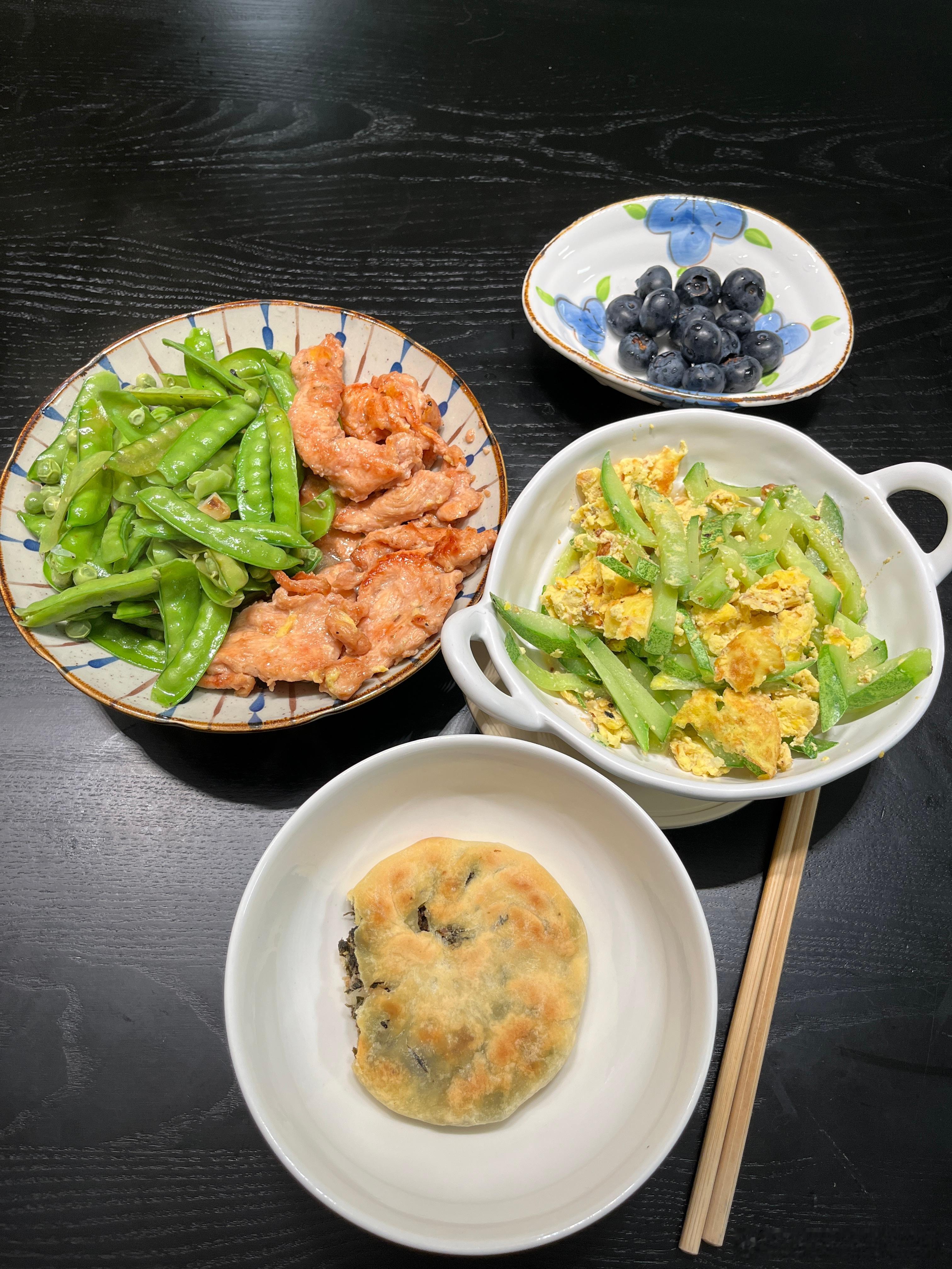 下班我去锻炼，老许去钓虾。练完我再去接娃[好运连连][咖啡]最近很少让弟弟在家吃