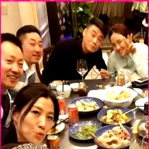 这张温馨的聚餐旧照，我只认出了朗目疏眉、笑容灿烂的的辛柏青，张眉努眼、发型蓬松的