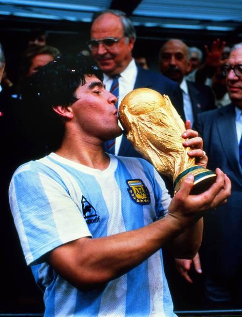 我印象中记忆最深刻的世界杯——那是1990年意大利世界杯，国际巨星马拉多纳带领的
