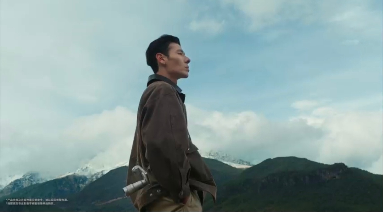 每次看到蒋奇明出现在镜头前，都会感叹“出场即电影”。他的存在本身就是一种独特的美