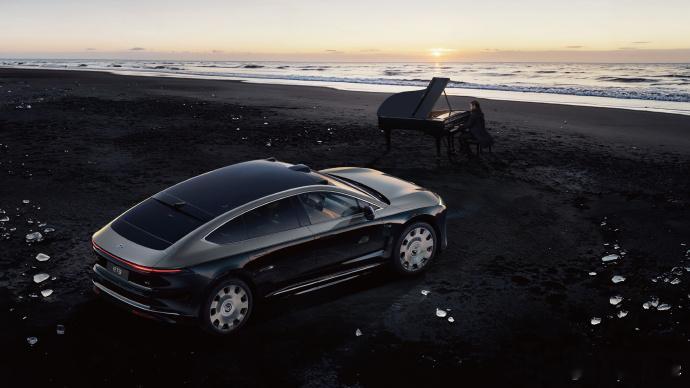 蔚来ET9新颜色    拂晓黎明  明天发布看起来是个双拼色，上银下黑，并且是专