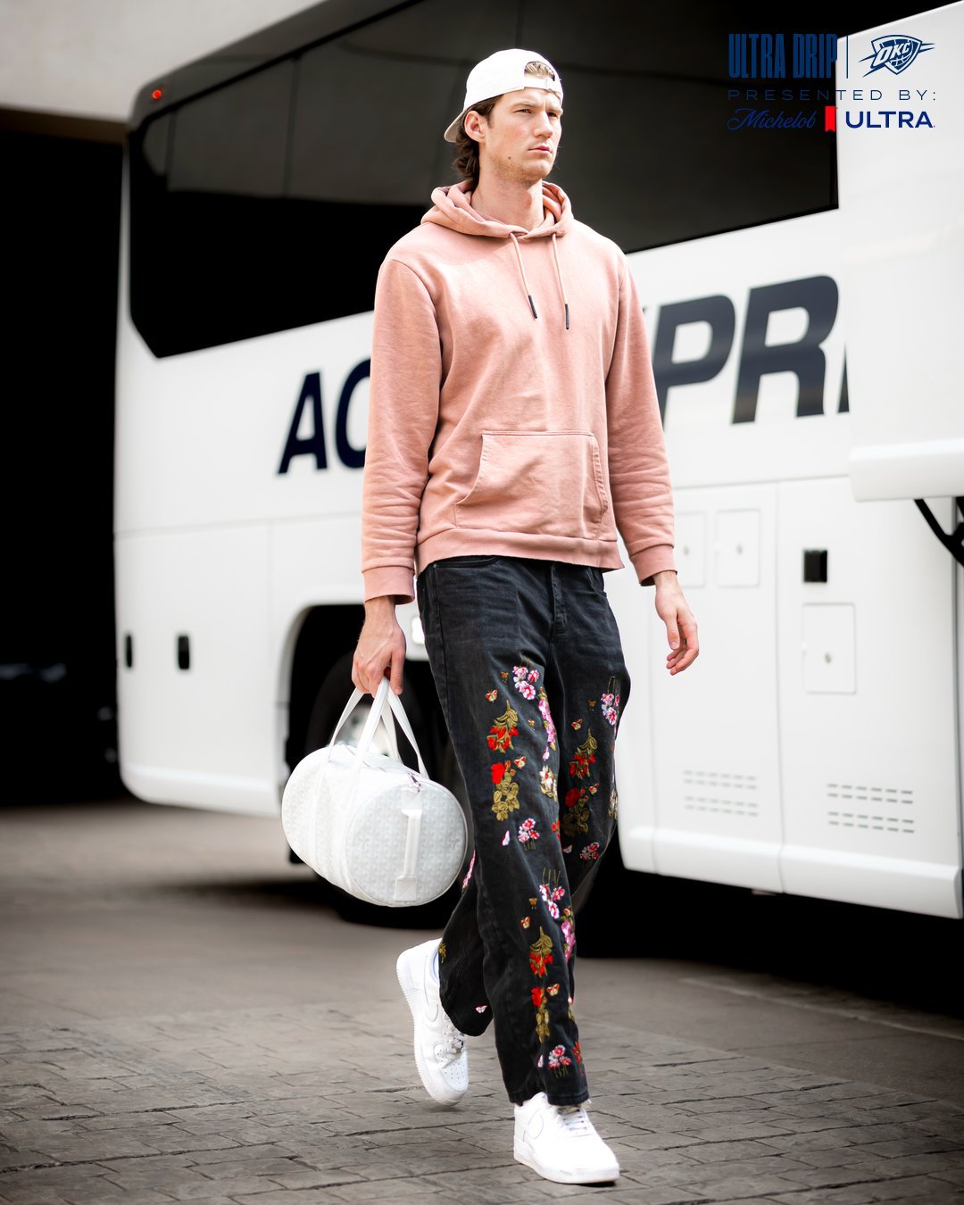 雷霆vs掘金的比赛即将开始，马戴派出的首发是：托皮奇、麦凯恩、多尔特、阿龙维金斯