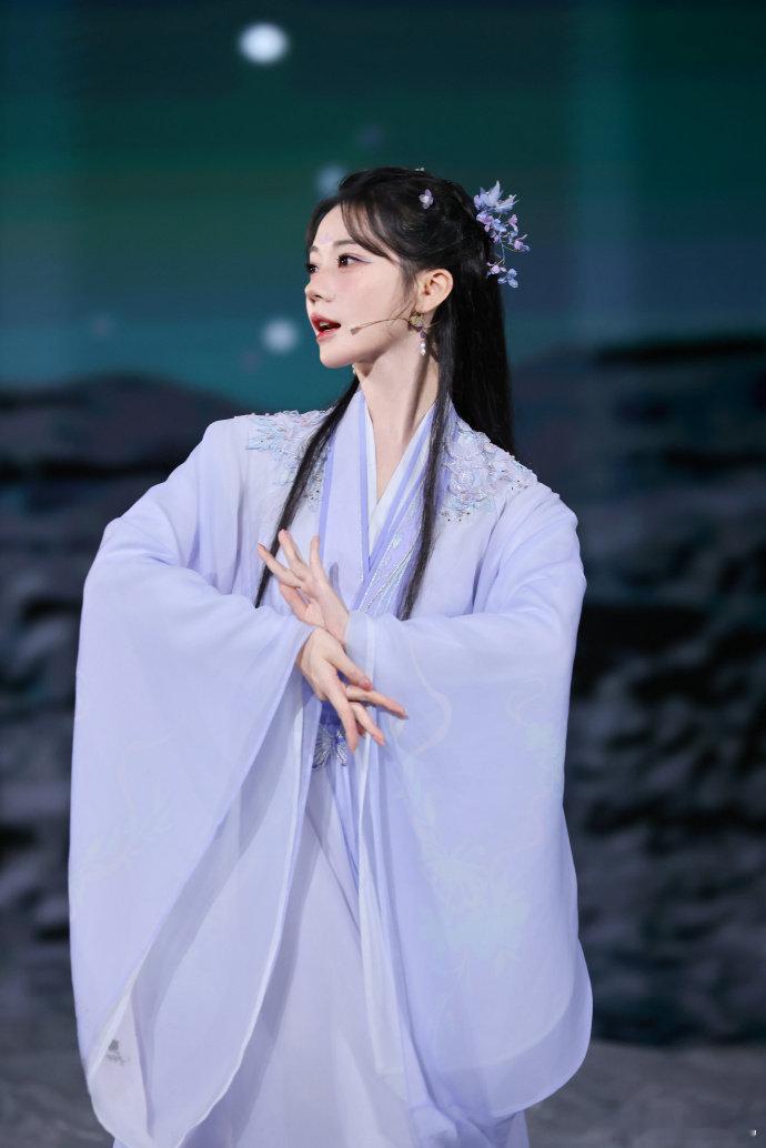 我被张紫宁的舞台魅力深深吸引，她的表演独具创意，仿佛让我们看到嫦娥在月亮上的模样