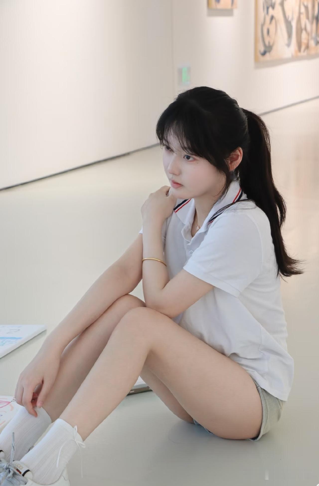 一个女孩坐在地上思考。