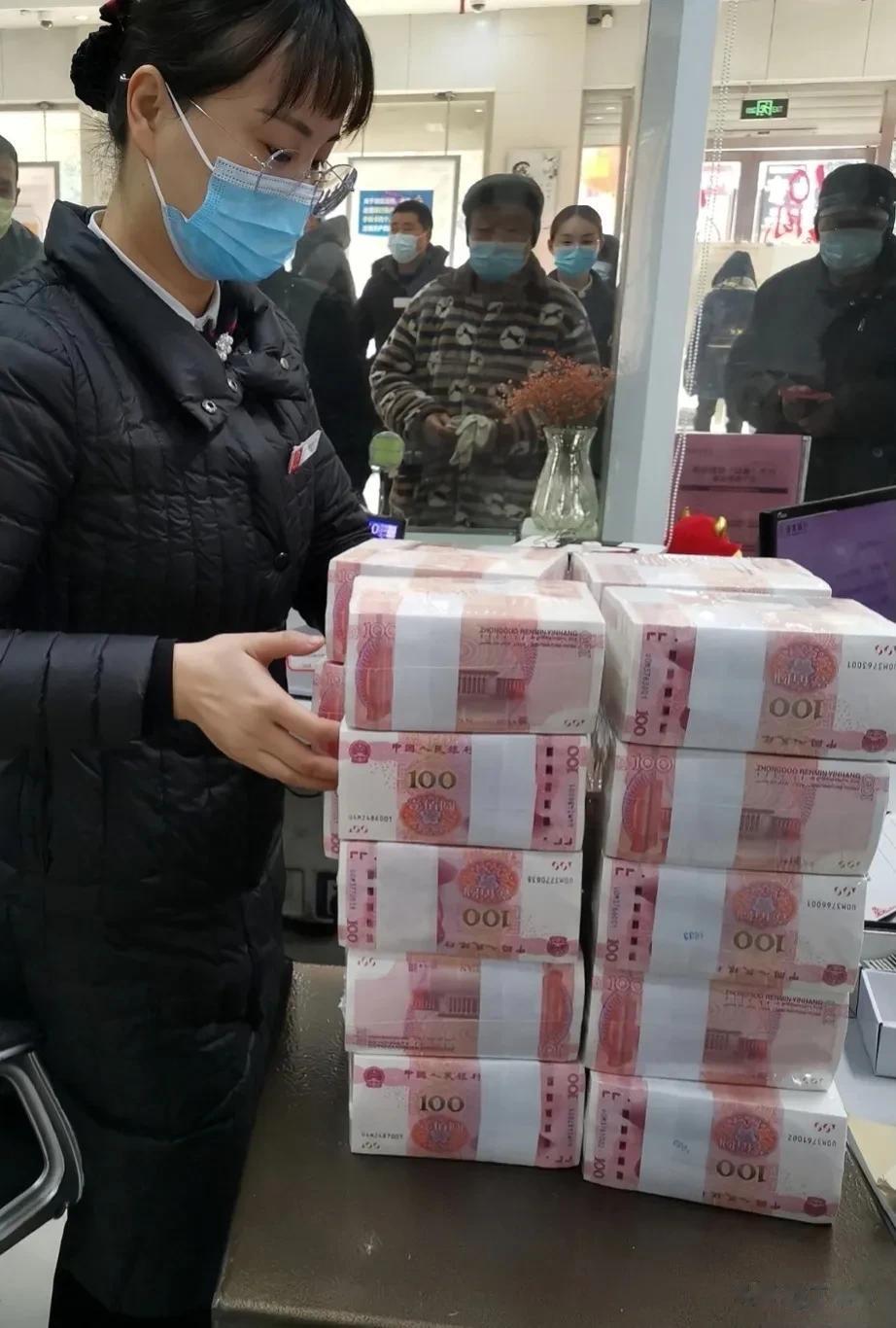 一男子去世，留下500万贷款，银行要求男子的儿子限期偿还，儿子并没有拒绝，但是同