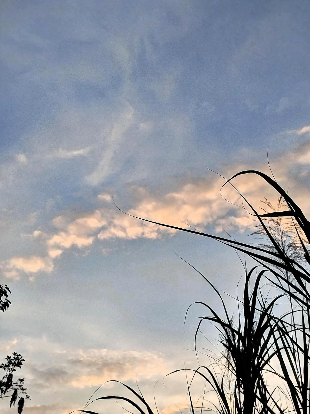 夕阳西下，云卷云舒，静谧的黄昏。