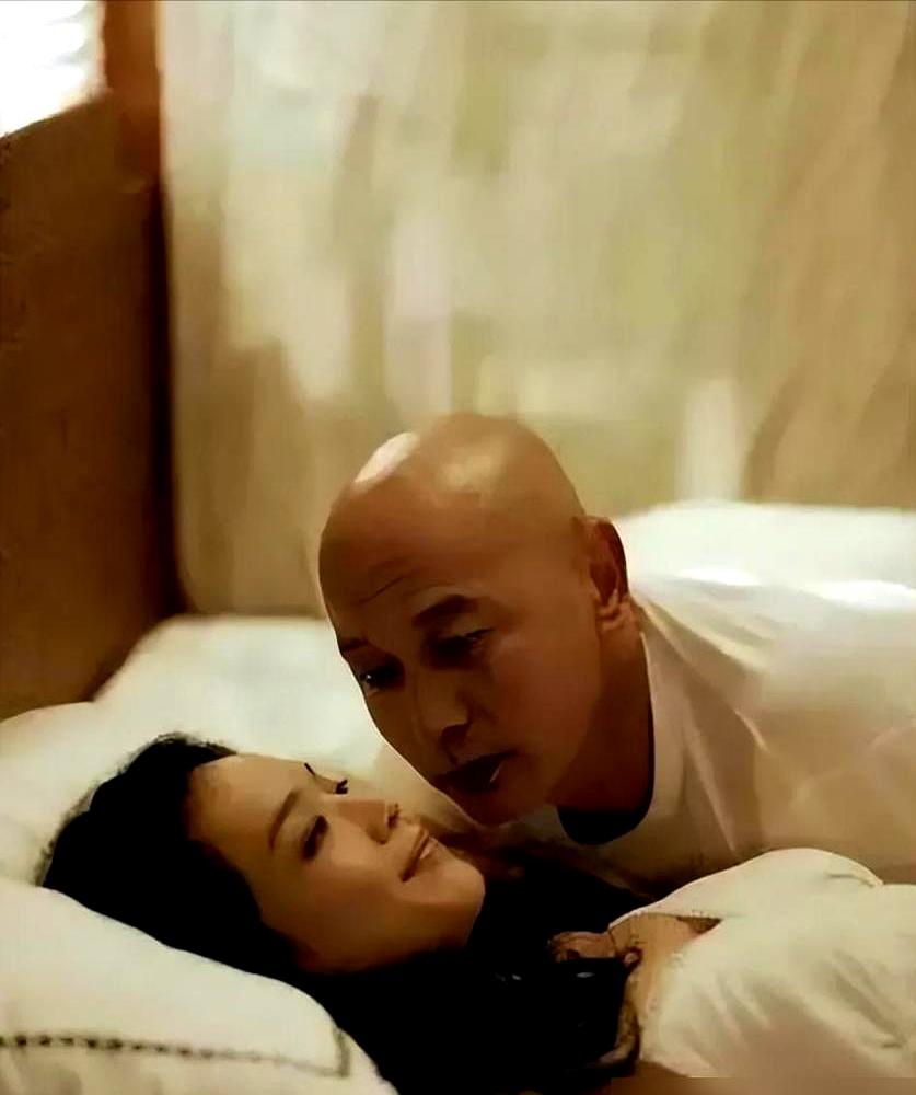 吻戏被拒绝，现场急改动作，票房却炸了。
 

电影《非诚勿扰》拍摄时，葛优坚定说