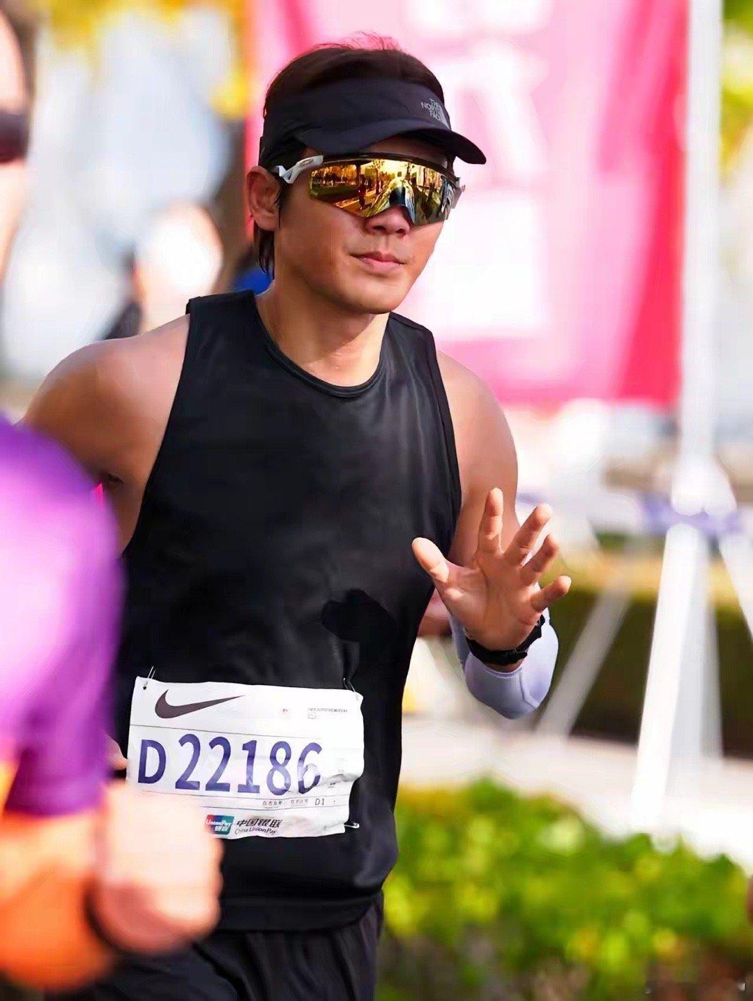 何炅51岁还主持，我不意外，黄渤51岁还演戏，我也不意外。唯独没有想到的是，钟汉