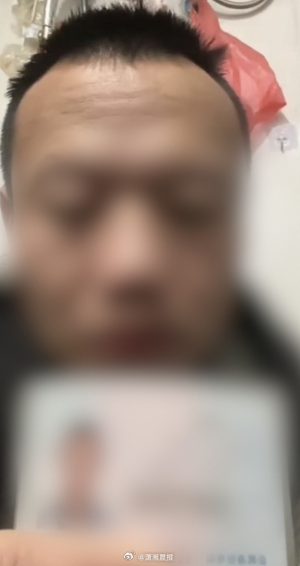 【#男子称女儿发烧入院两次用药后夭折#】#多方回应女童发烧入院用药后夭折#近日，