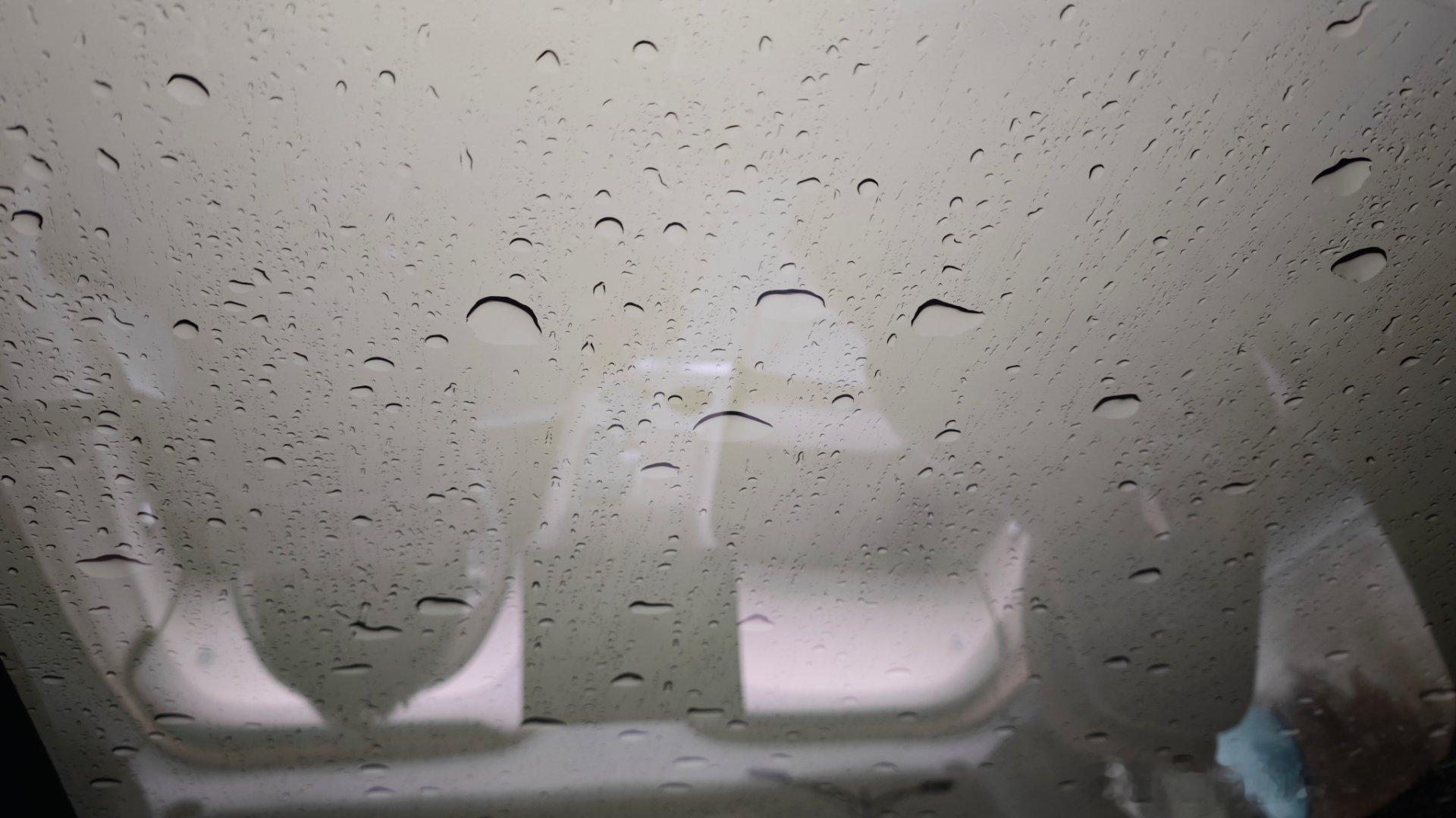 雨天坐后排，看着水划过全景天幕还挺爽的。白宁的小米yu7小米17pro ​​​