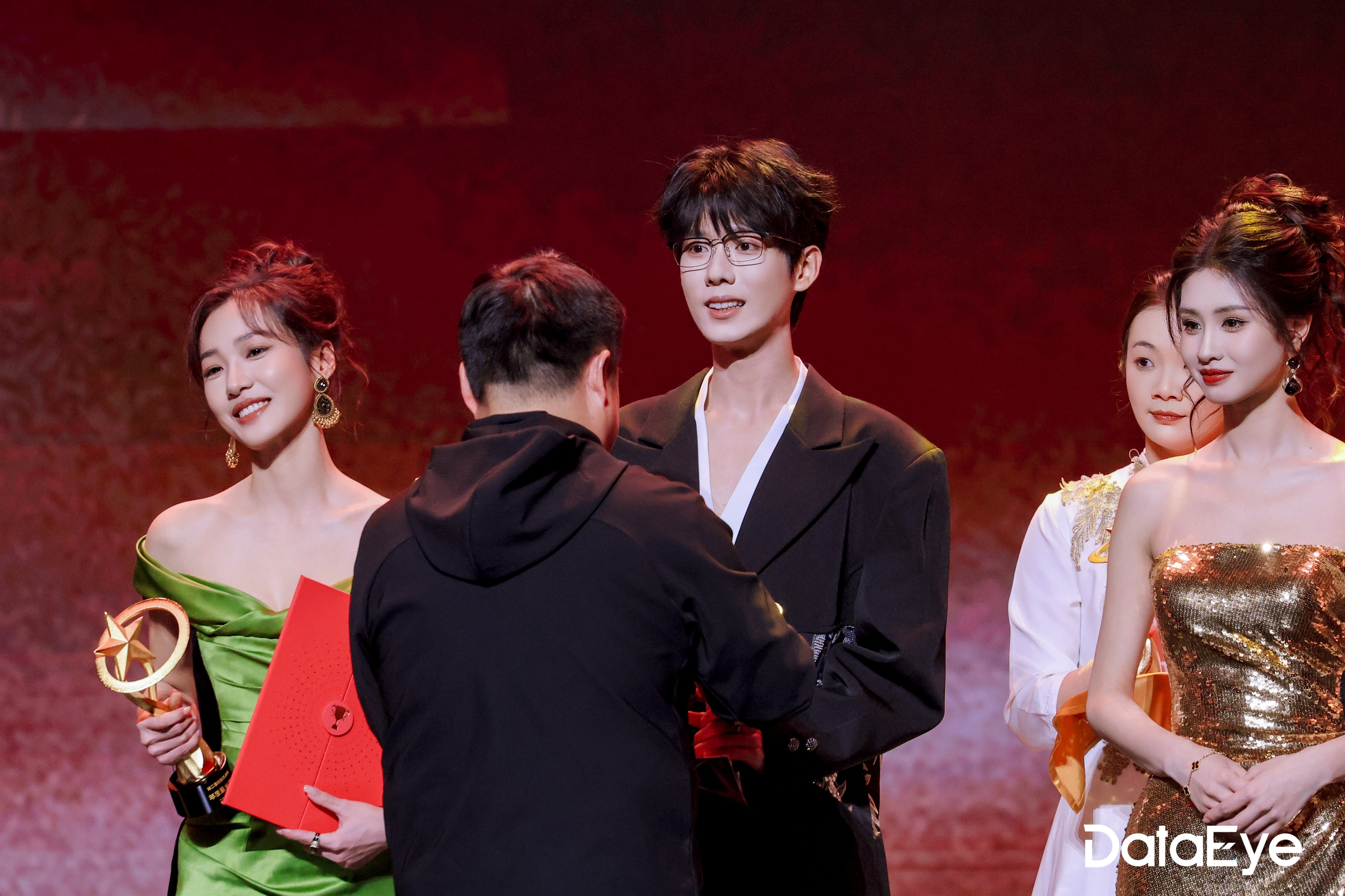 昨天不是有个啥剧查查吗雨涵也去了刚刚跟我疯狂表白朱小雪好漂亮这么喜欢，下次来个双