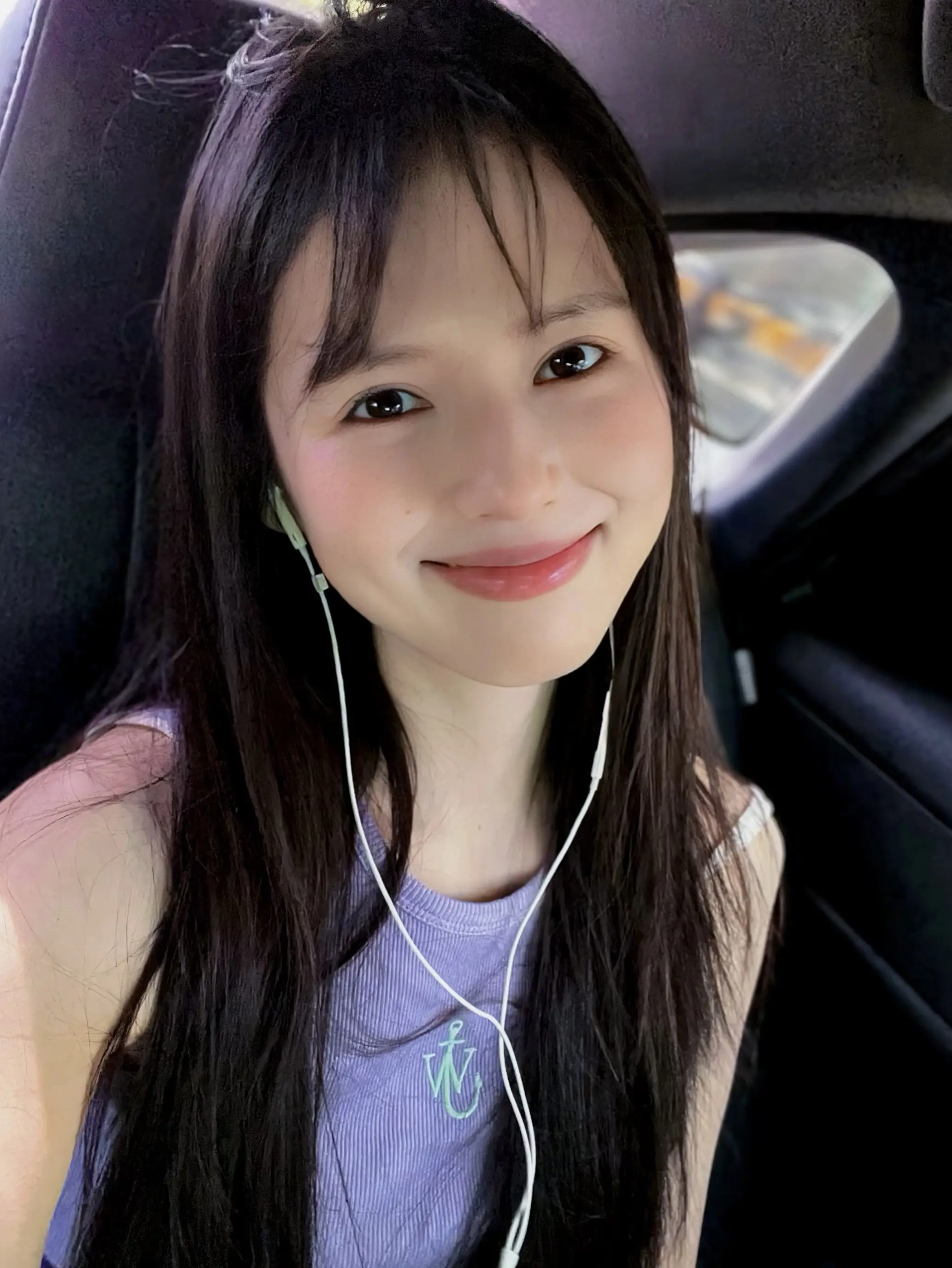 好久没见我了吧 我瘦了 头发也又长了 脾气还是那样.