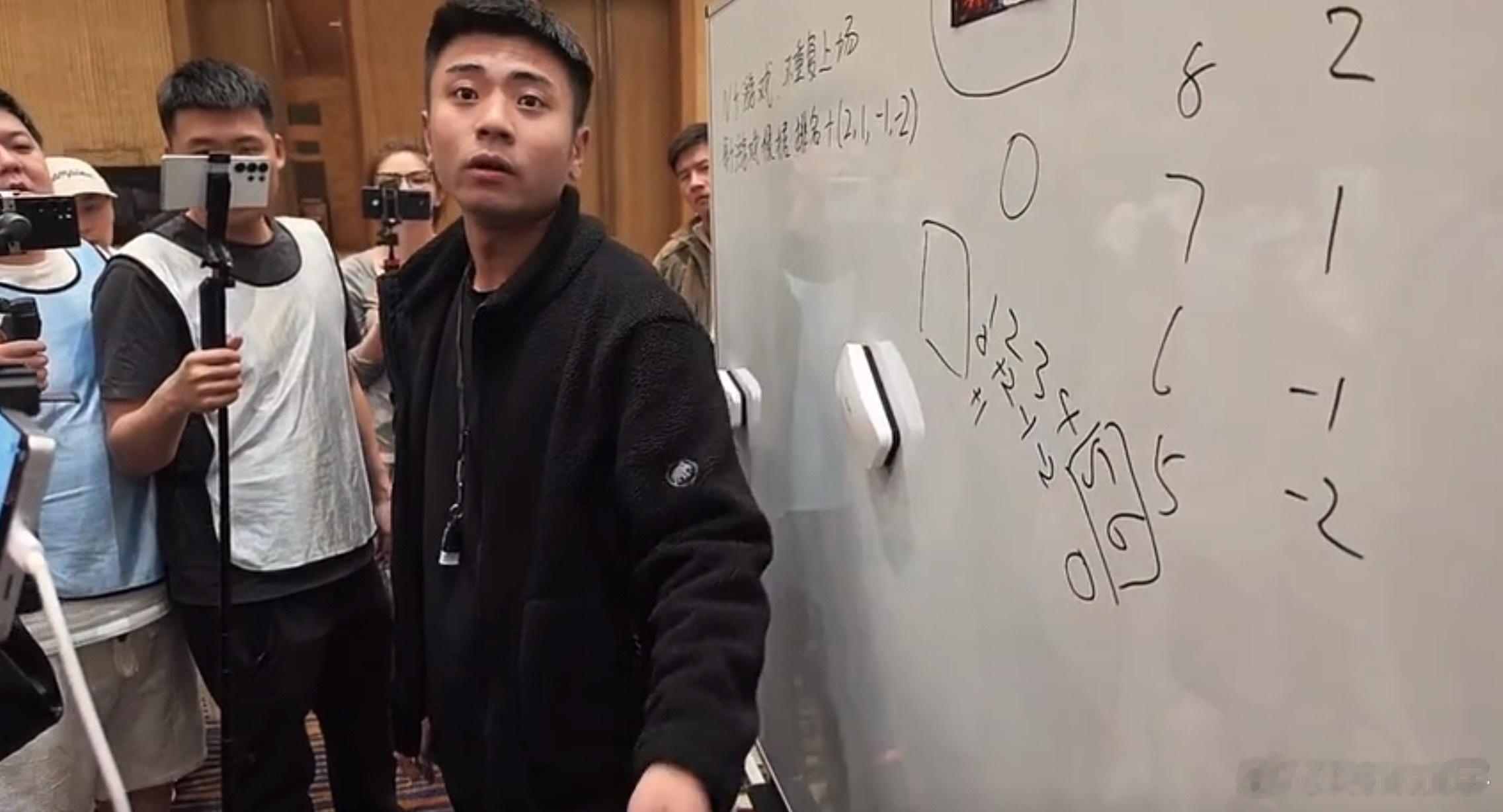 昨天枫哥找导演问游戏规则，之后导演偷偷找大舅哥说：“刚才枫哥第一次问我这么多问题