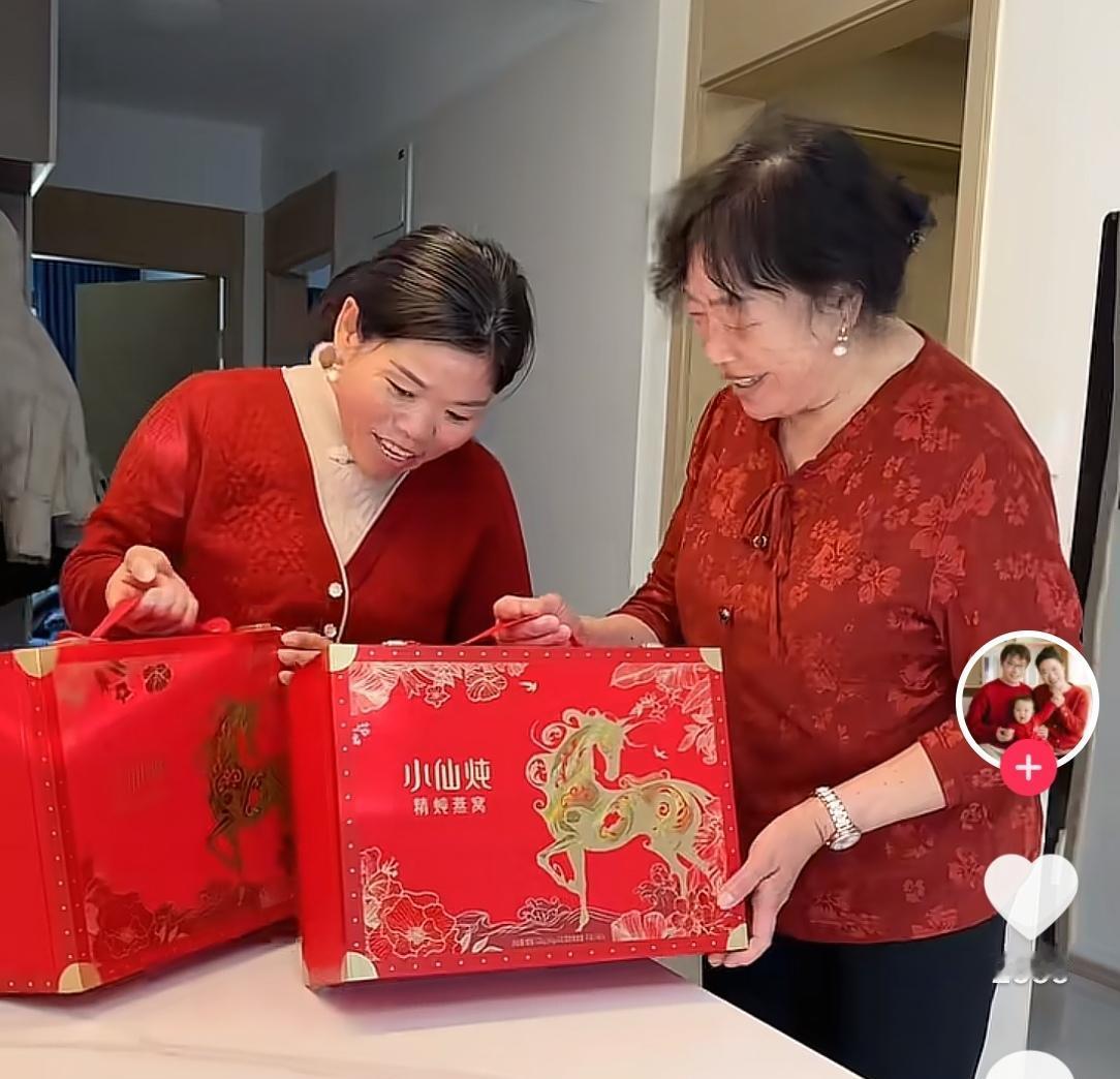 你以为网红拍拍视频就月入百万？
镜头后面，一家老小都在“演戏”。
北漂的玉米粒，