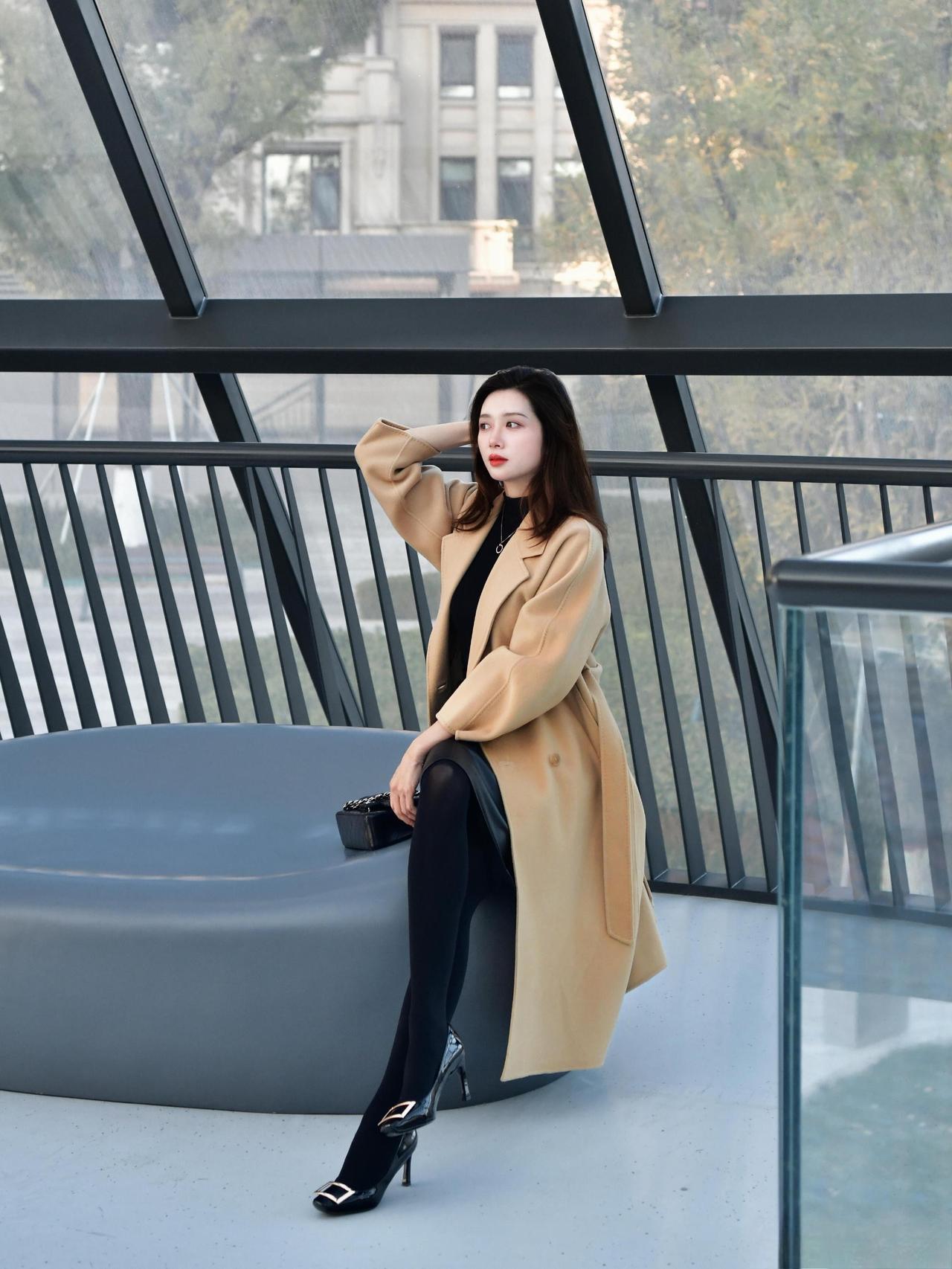 这套穿搭将经典优雅与都市干练完美融合，尽显高级感与女性魅力。驼色长款大衣版型大气