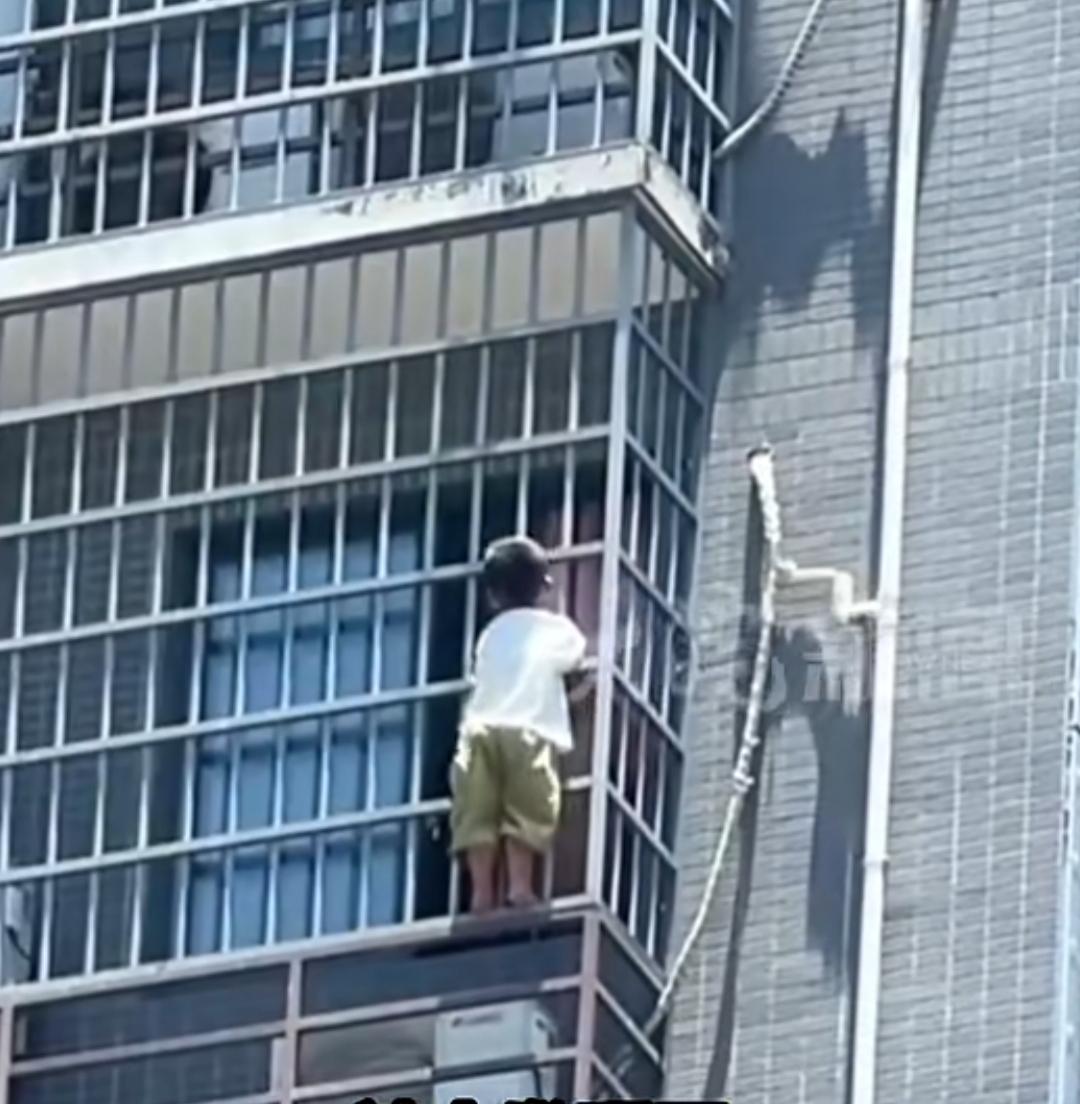 惊险！孩童17楼攀爬防盗窗，多方合力成功施救。高层小区上演惊险一幕，一名家住17