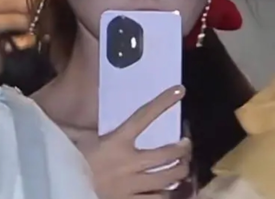 虞手上这机器，是300 pro；而标准版的造型目前还没被放出来，实际会有点GT系
