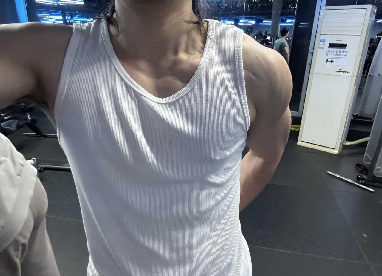 老照片
练肩 冬天肯吃苦开春猛如虎 手臂训练