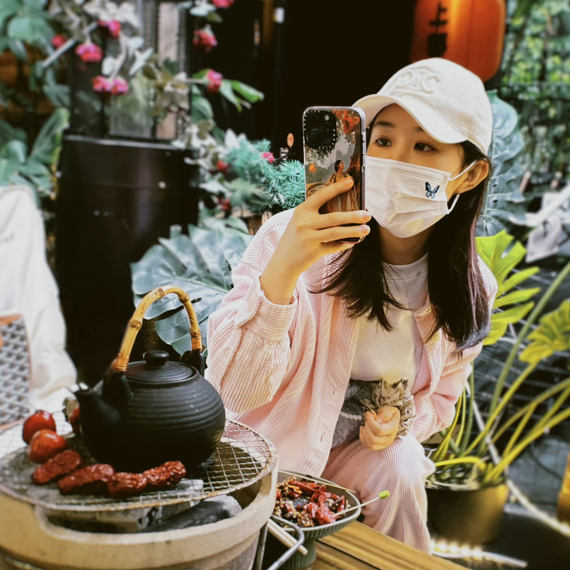 #赵丽颖围炉煮茶随拍# 是拍戏之余享受生活的赵丽颖呀，围炉煮茶看起来就很惬意，期