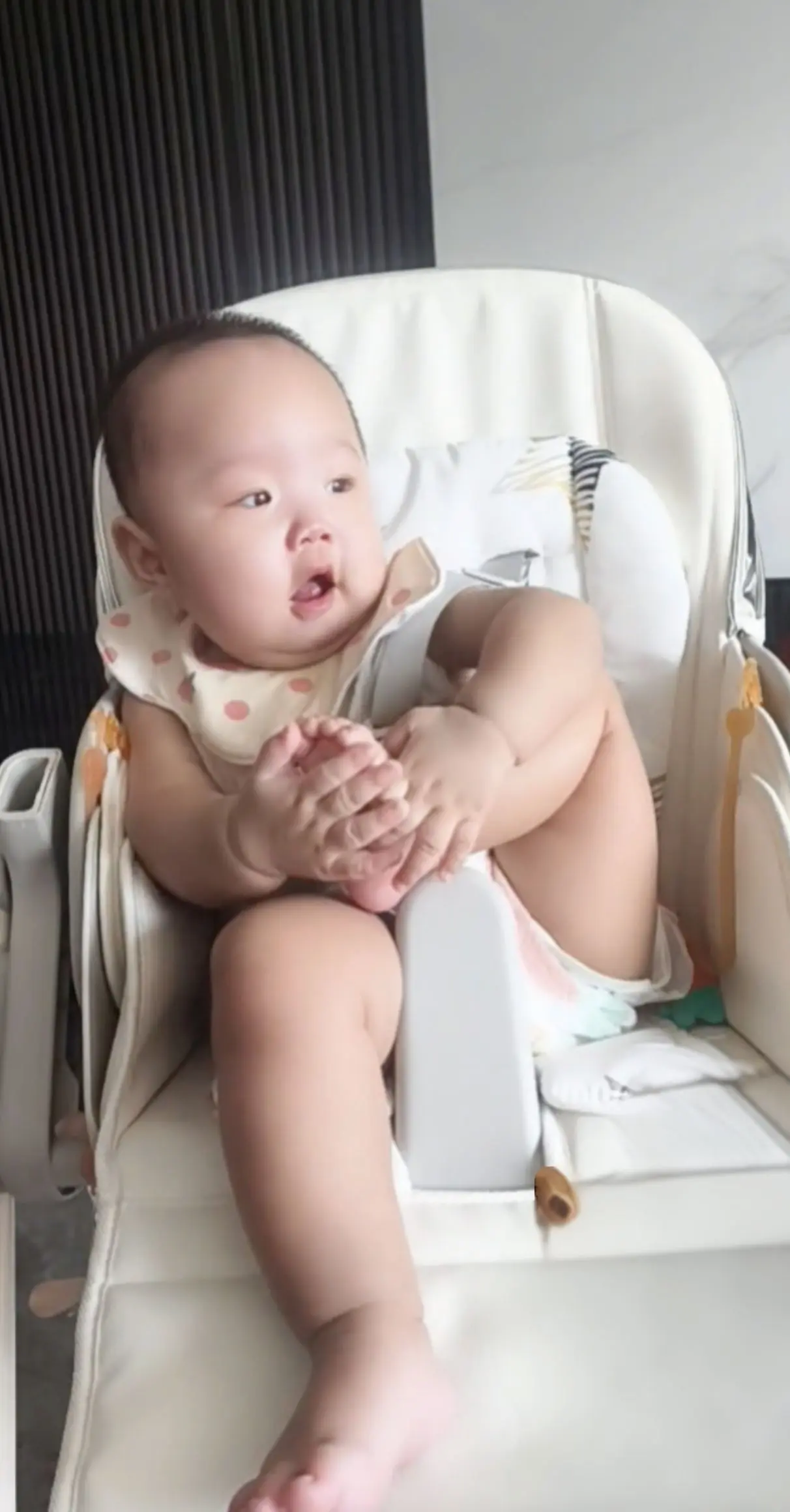 可爱萌娃就爱玩脚丫