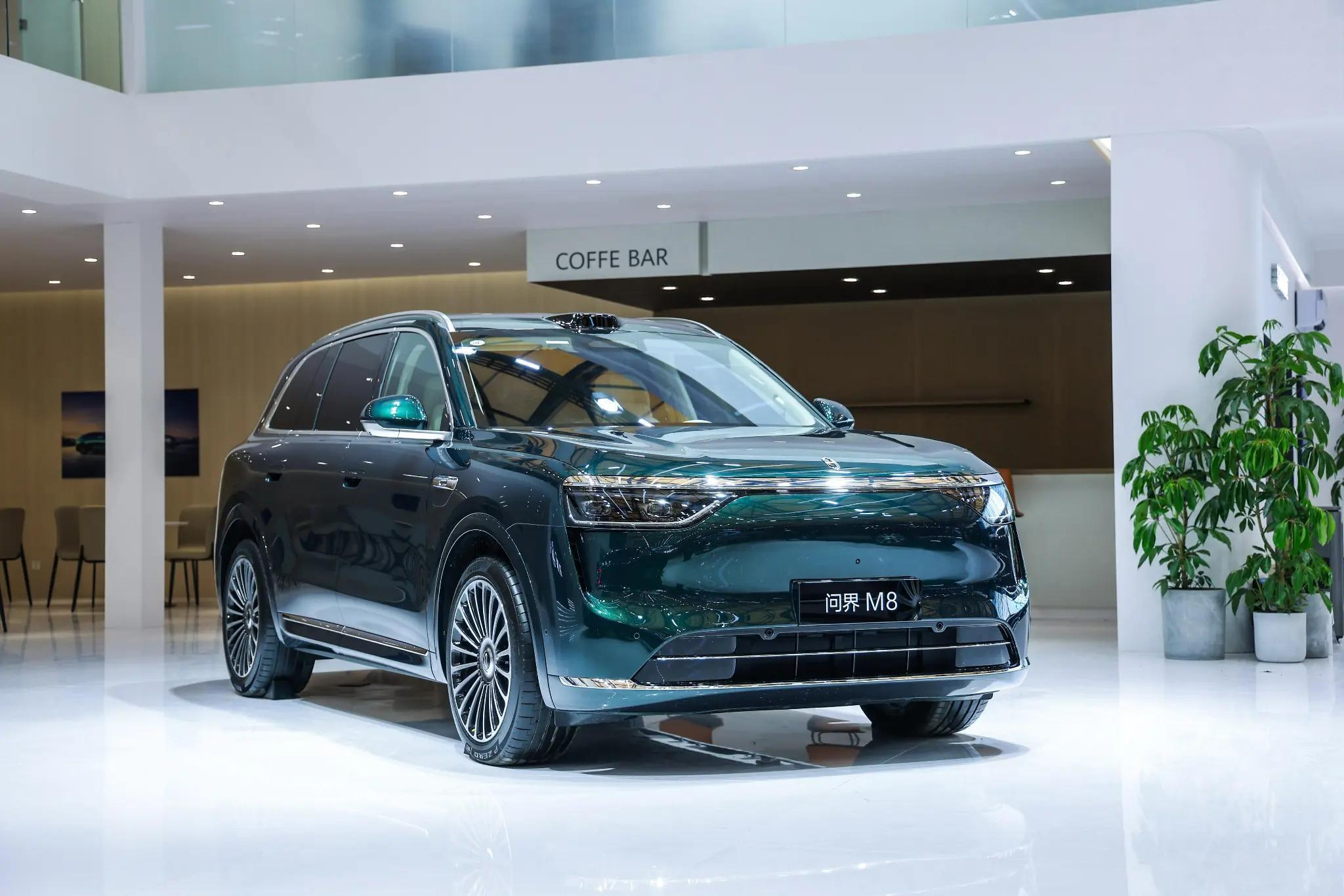 在AWE现场，问界M8的人气确实有点夸张。作为40万级SUV年度销冠，累计交付已