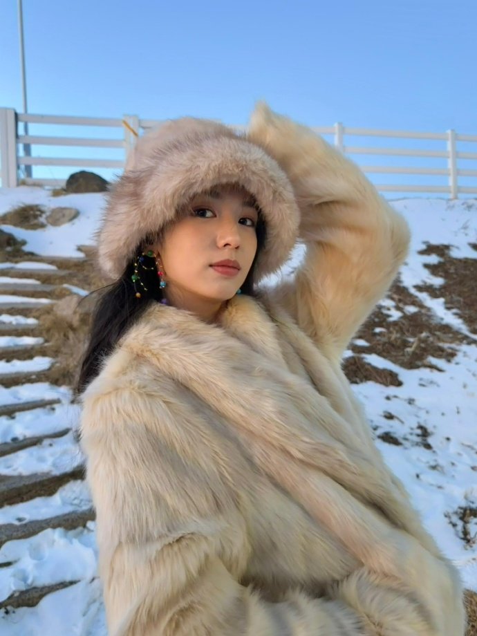 周也皮草雪地照 周也皮草雪地照，小也最爱的冬天啊~ 