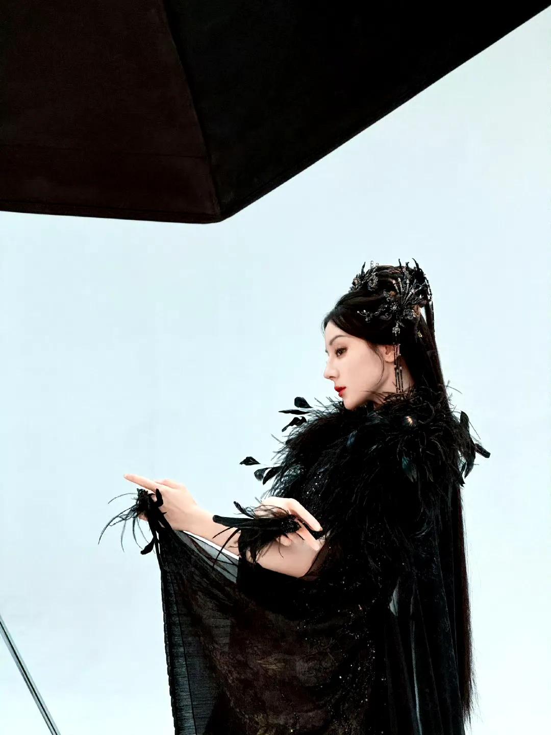 迪丽热巴《慕胥辞》定妆花絮有！是美艳霸气的万灵之主贺思慕[送心][送心]一身黑羽