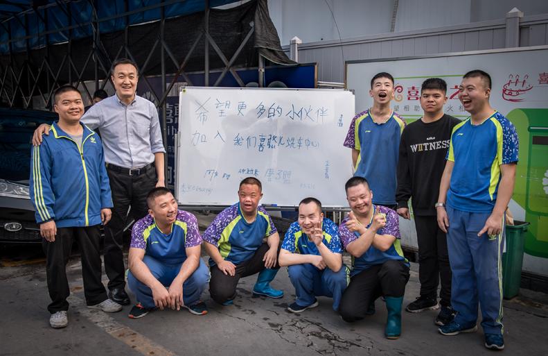 深圳一家洗车行老板雇佣了16名脑瘫儿洗车，3年总收入高达120多万，可是老板却一