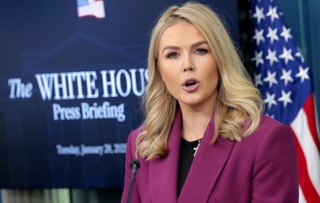 就在全世界都在追问美国为何突然发动战争时，白宫发言人竟然在众目睽睽之下，把特朗普