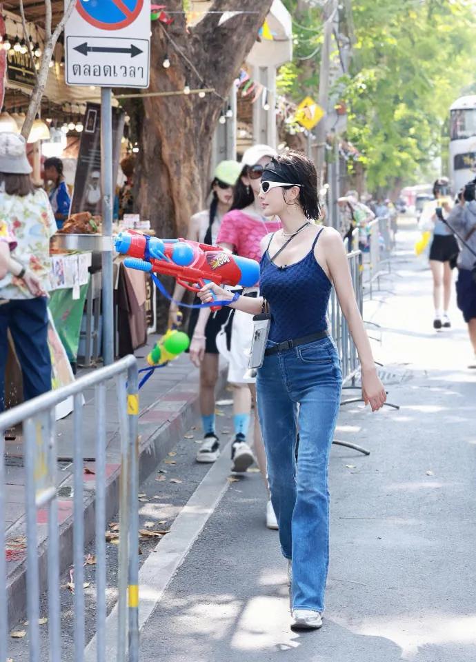 近日，实力派女演员秦岚惊喜现身泰国泼水节，以一身时尚装扮吸引了众多目光。她身着简