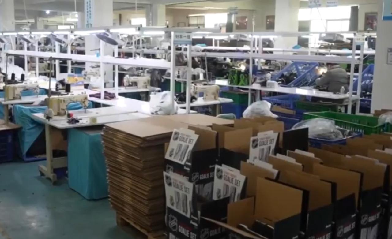 冬日里的城市活力满满，工业与冰雪经济双向奔赴。工厂车间内，工人赶制冰雪运动装备，