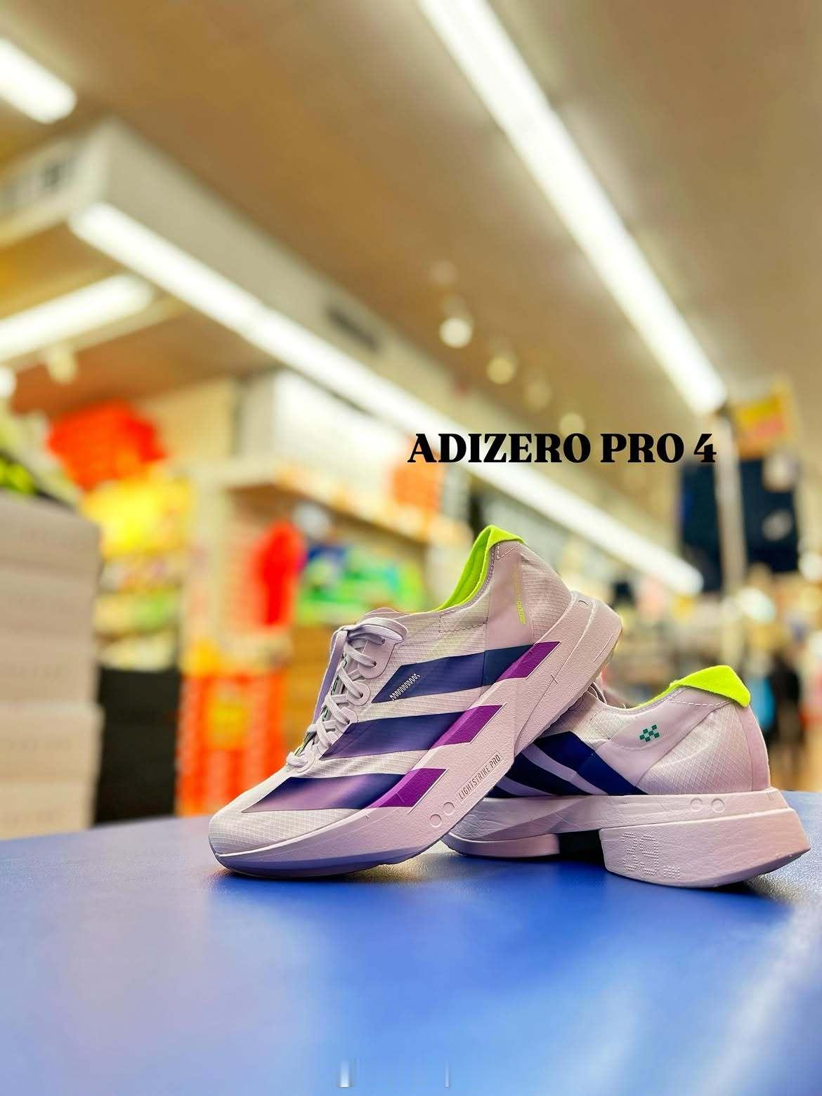 ADIZERO系列新配色，现在唯一想试试的肯定只能是萨维那双。ADIZERO跑步