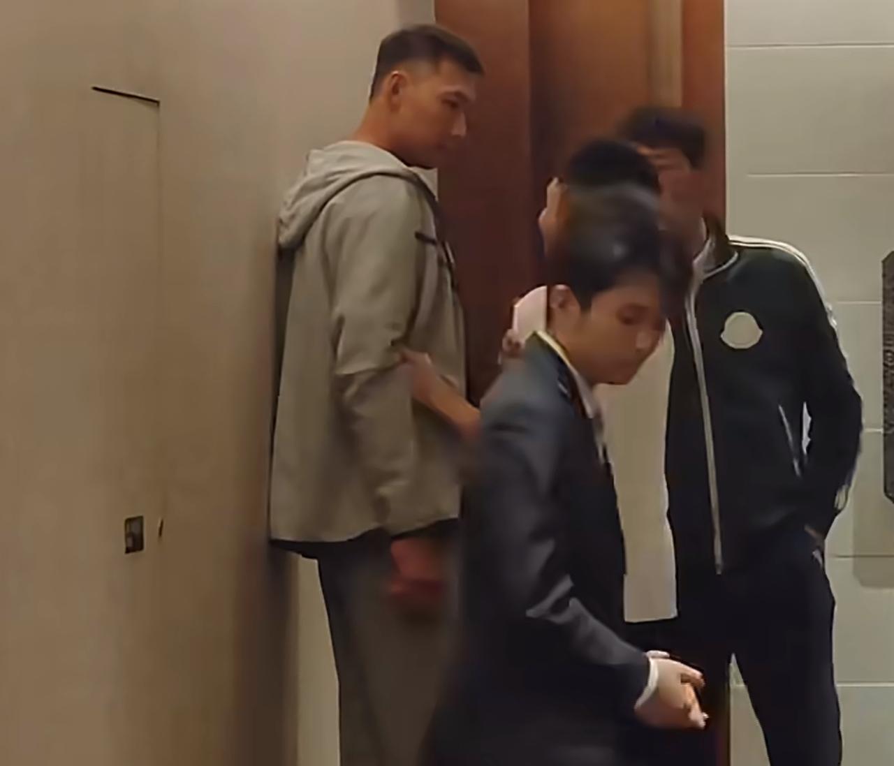 易建联近况曝光，像一个腼腆犯错的大男孩，很多球迷看了很辛酸！
网友在酒店偶遇易建