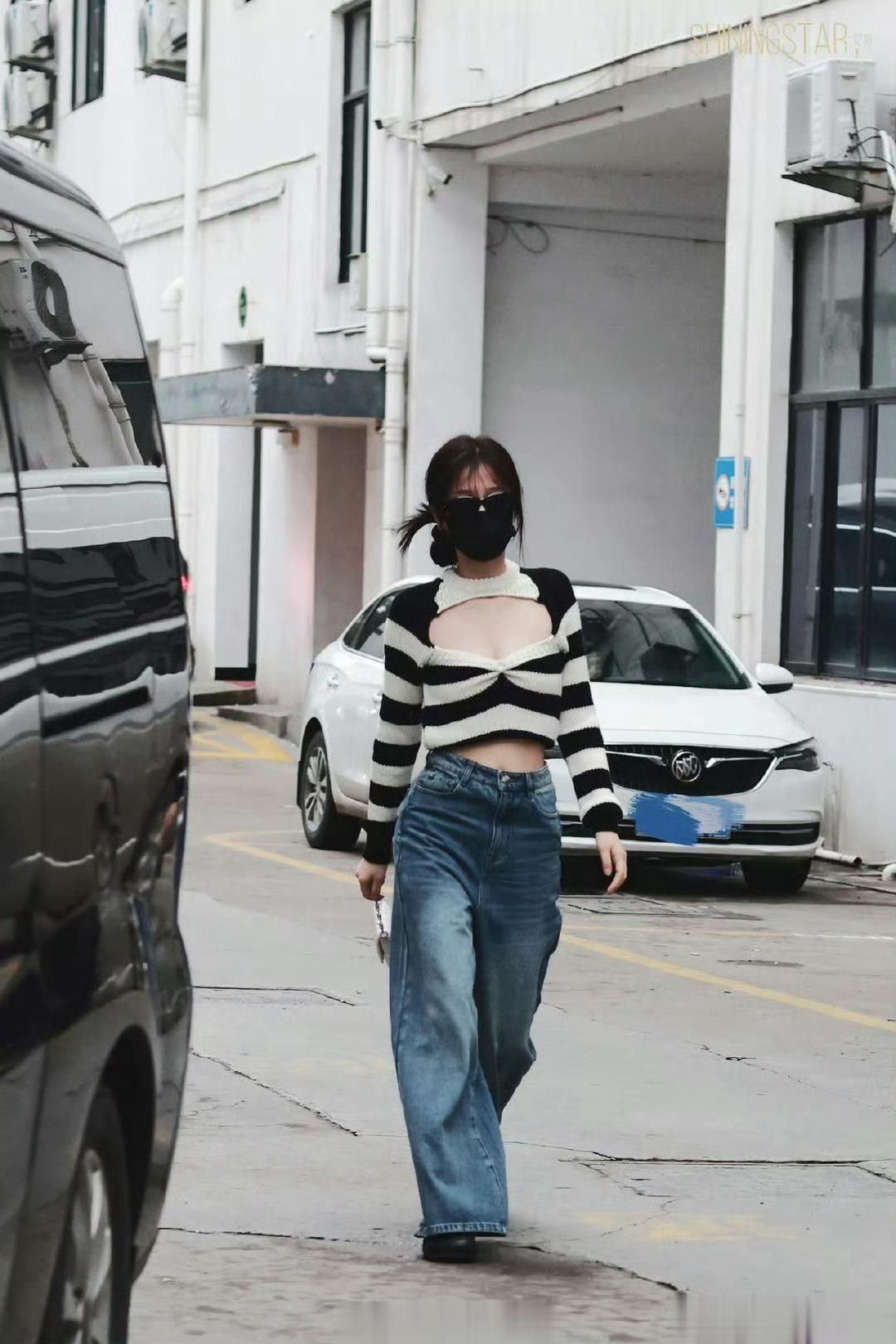 #虞书欣冷还是热##虞书欣把横店变秀场# 欣欣子最新上班路透来啦~条纹漏腰针织搭