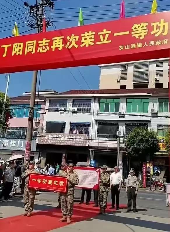追星就追“丁阳”这样的星

据环球网6月18日报道，6月16日，湖南省益阳市军地