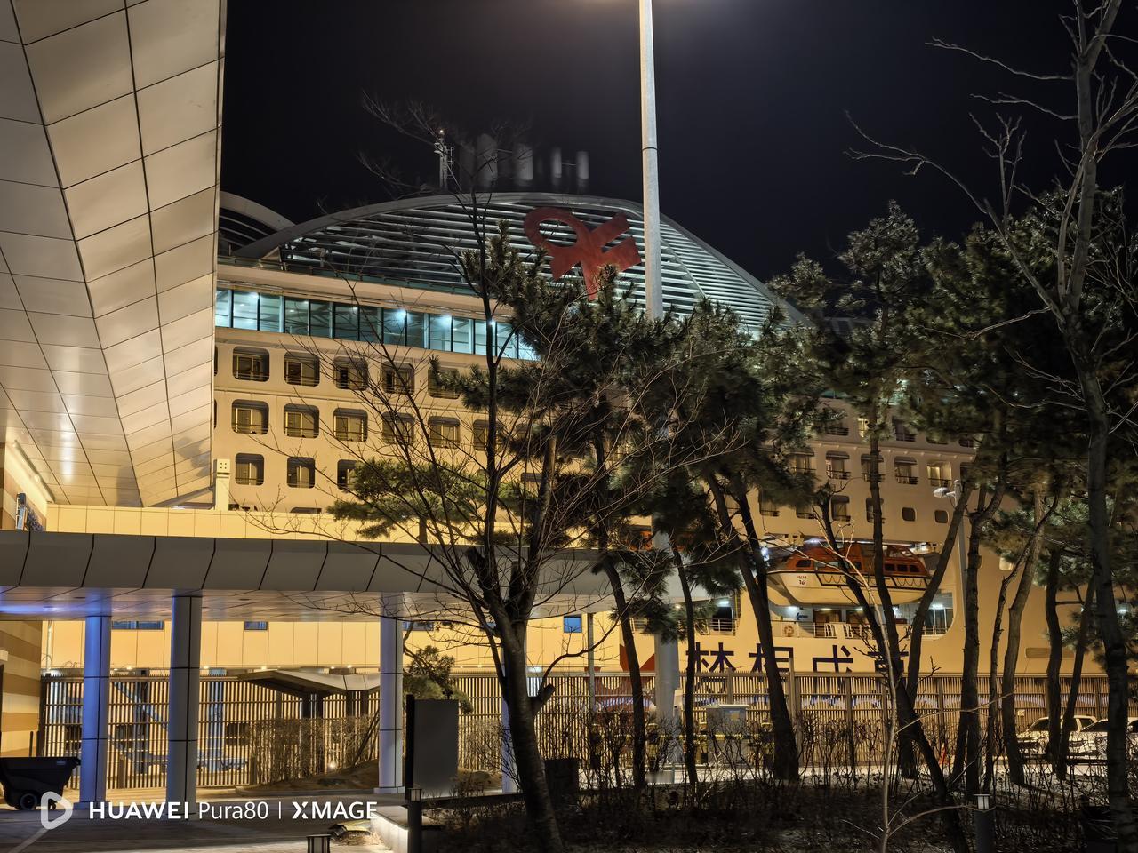 仁川港位于韩国西北沿海汉江出海口南岸，濒临江华湾东侧，是韩国西海岸最大港口，也是