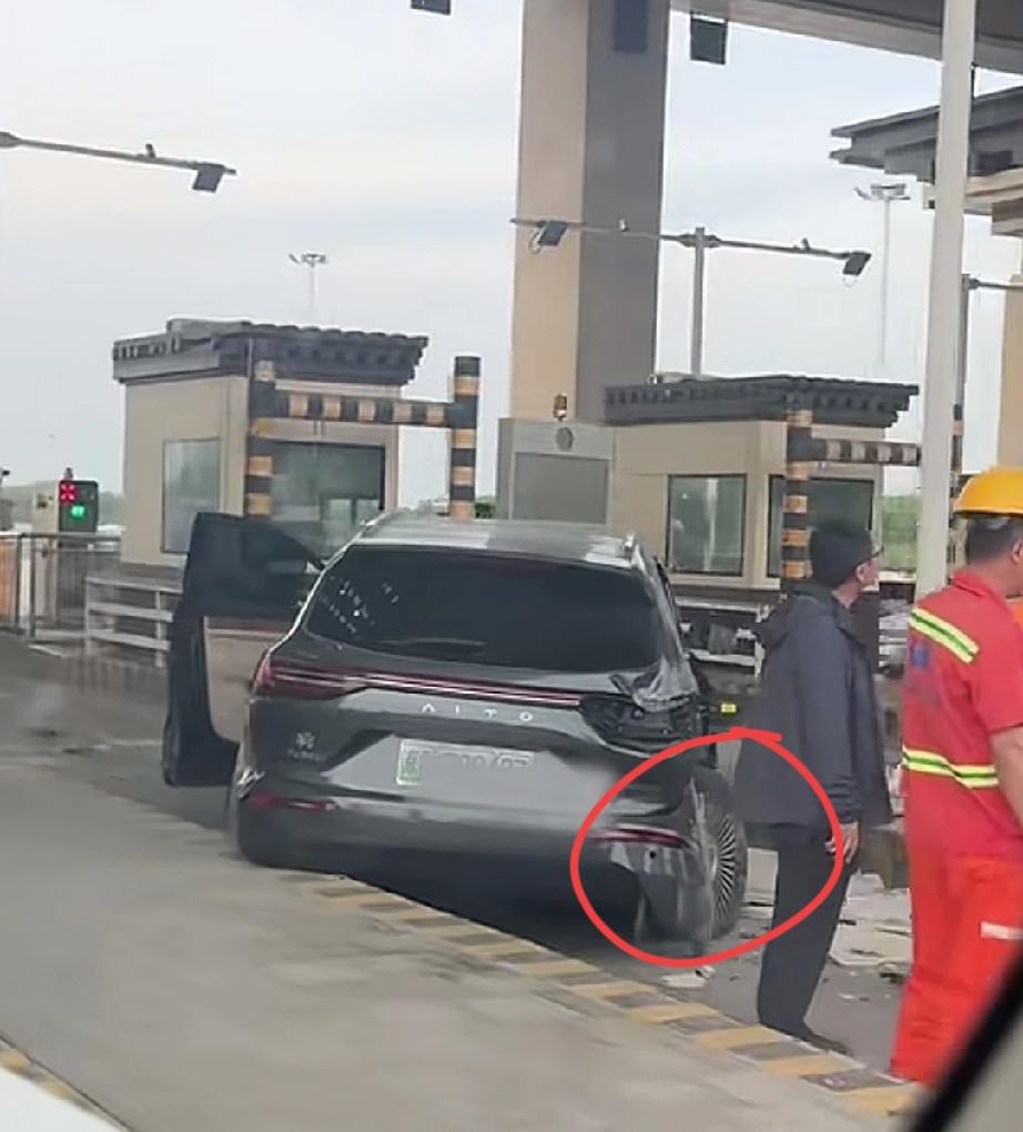 头条网友不是猜车很厉害吗？来猜猜界是什么车？哎哟，这腿咋了？是跟腱断了吗？。