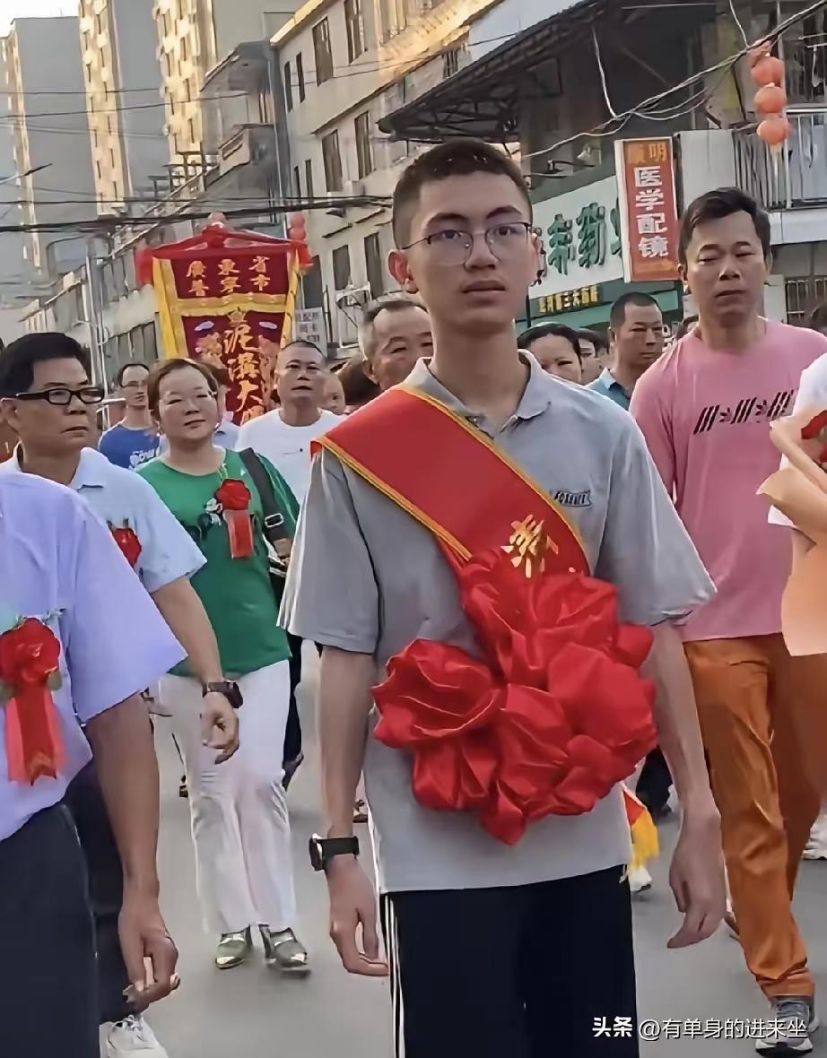 哥哥刚上清华，初三妹妹“疯”了？三年后她考上北大：这种“不服输”的家风，才是最高