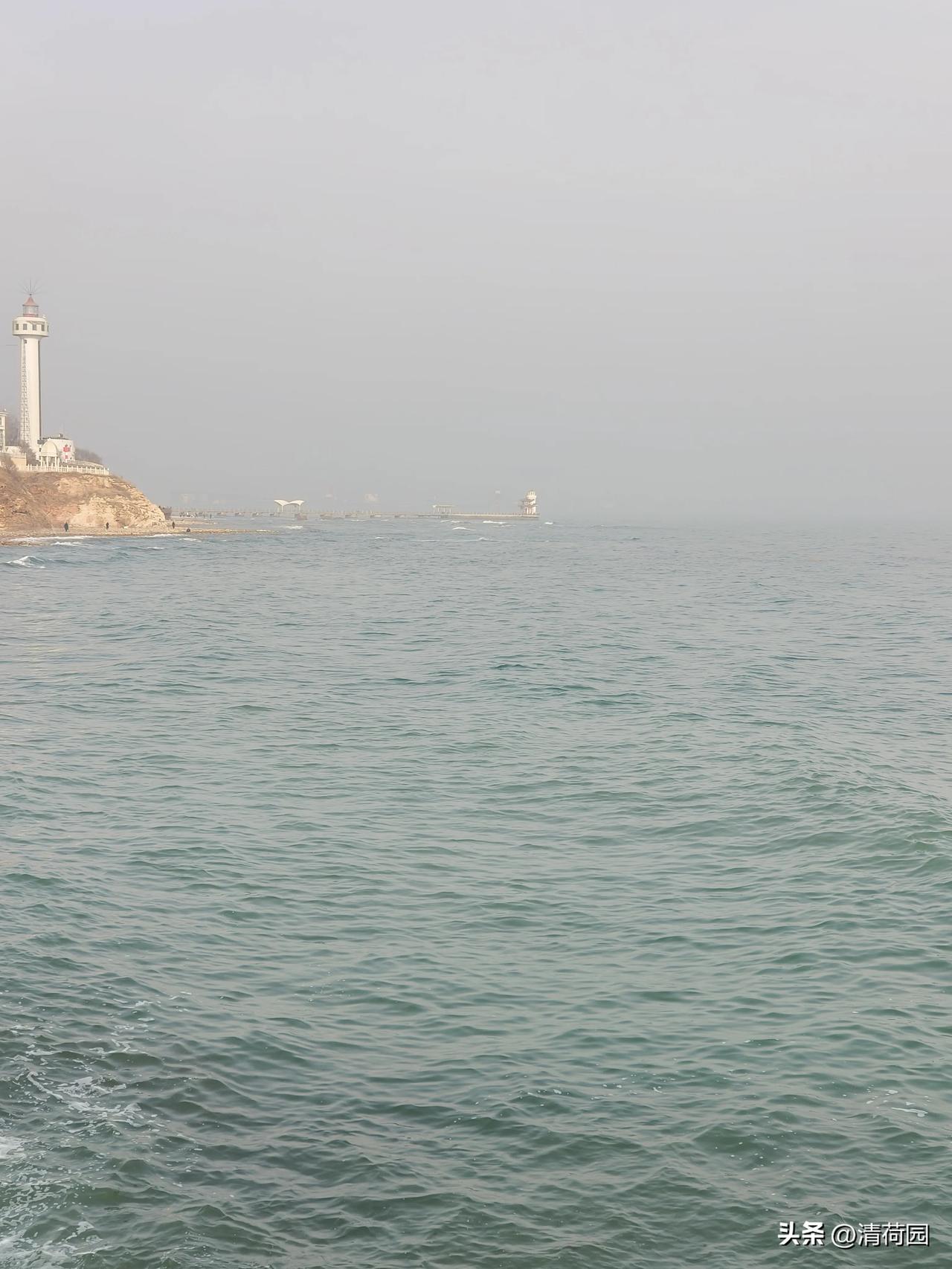 棕沙漫展潮痕细，
碧海轻摇浪语柔。
礁石披茵凝翠影，
遥标一点赤光浮。
天澄似洗