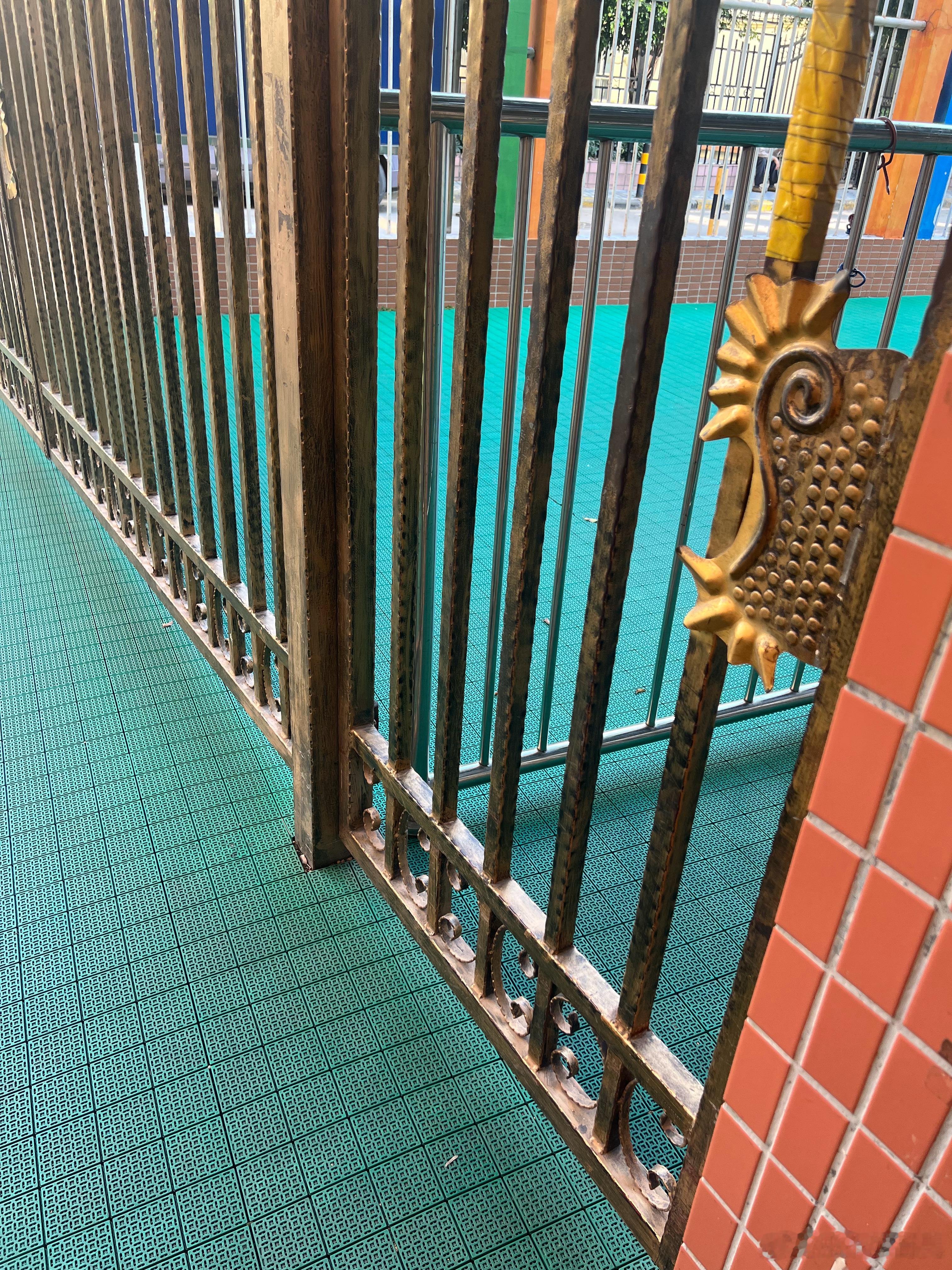 今天来米米学校当义工，维护放学秩序～