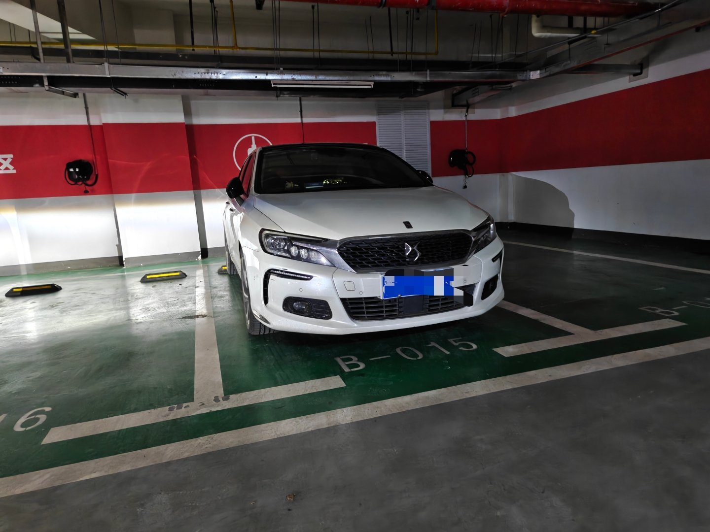 充电看到了一辆传统豪华品牌还有人能认出来这是什么车吗？ 