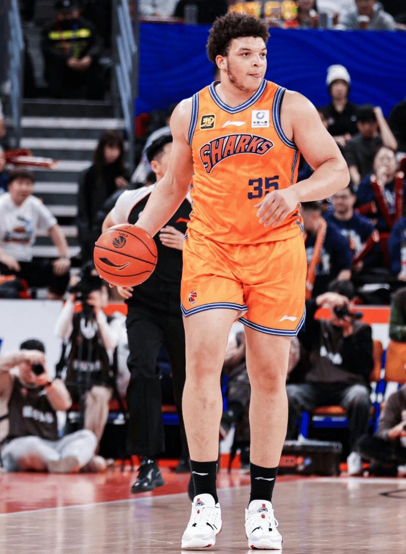 上海久事男篮外援洛夫顿、怀特塞特伤情恢复时间难料，这让主教练卢伟对于季后赛很是担