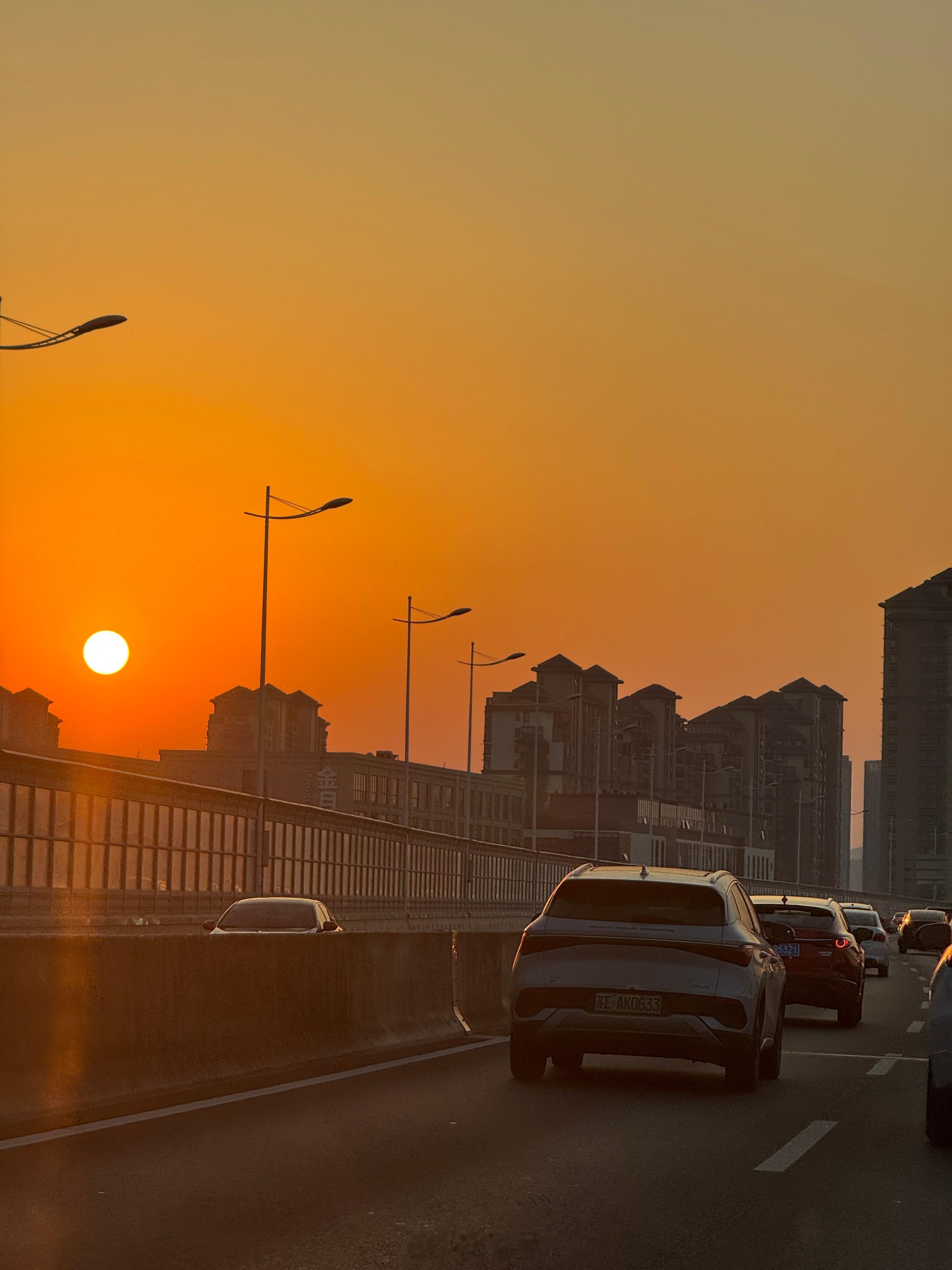 出来了一天，也没拍到想要的画面，心里难过，随手拍了一张夕阳，它今天好像在说，我先