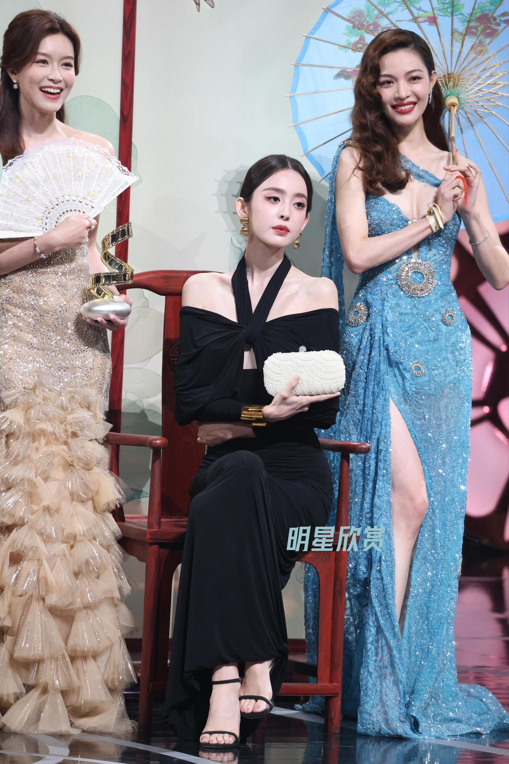 娜扎钟楚曦同框  钟楚曦娜扎曾热聊  张云龙的前任钟楚曦曾和现任娜扎同框合影，期