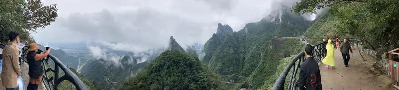 张家界天门山景区通报“天降落石” 5月26日张家界天门山景区通报了“天降落石”事