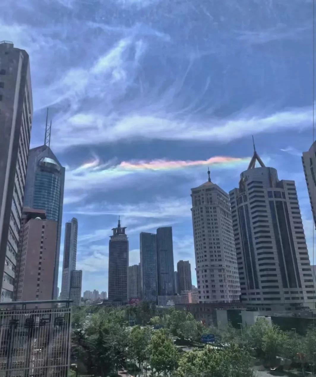 青岛现“七彩祥云”！
接下来气温直冲32℃+局部暴雨+雷电+10级阵风.....