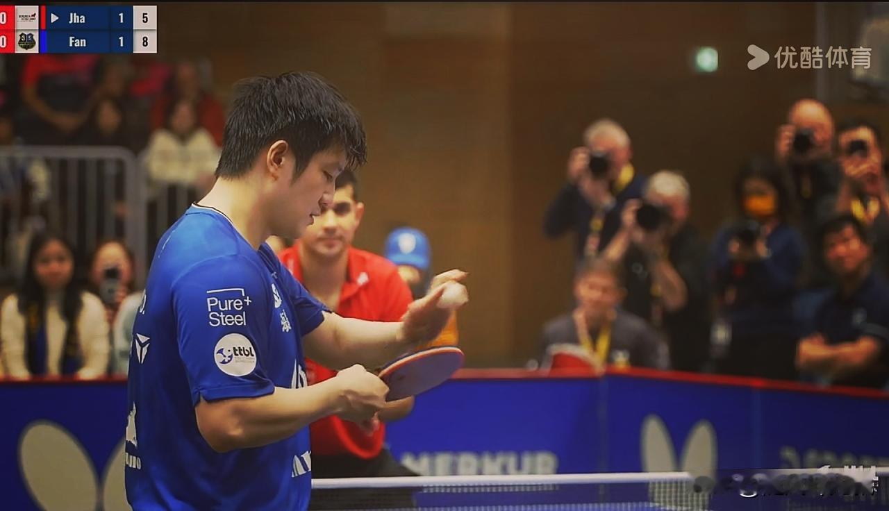 德甲赛场传来《欢乐中国年》的歌声。

这是东东的排面，也是东东的粉丝们的排面。不